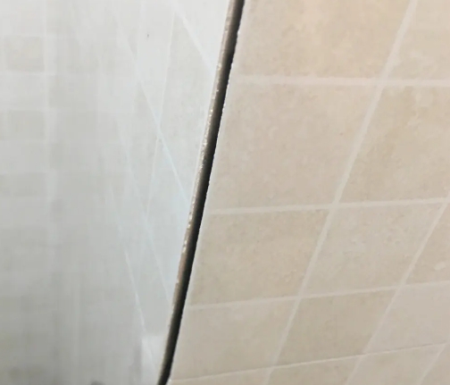 呼兰瓷砖空鼓维修公司分享阳台瓷砖脱落的修复过程可以分为以下几个步骤